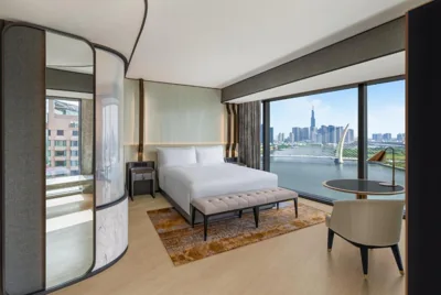 Suite King Deluxe d'angle avec vue sur la rivière — Hilton Saigon